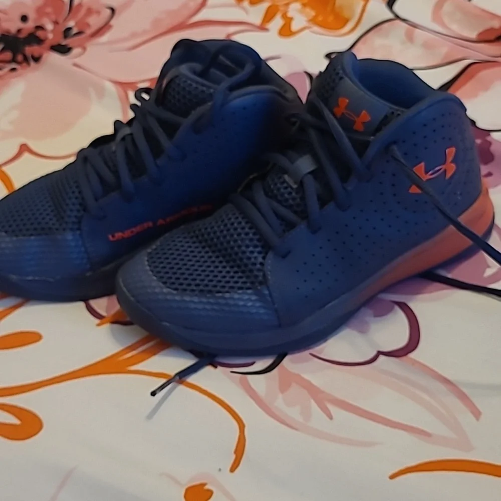 SOLD Under Armour Basketball Shoes Size 2 Y Blue - Picture 3 of 7